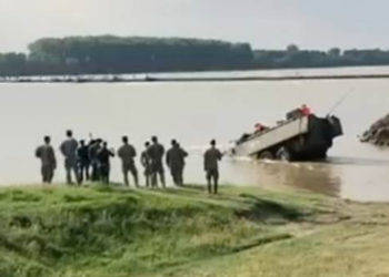 O blindată Piranha a Armatei Române s-a scufundat în Dunăre în timpul exercițiilor militare NATO la care participă și militari moldoveni | VIDEO