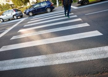 O femeie de 50 de ani a fost lovită de un automobil, chiar pe o trecere de pietoni din Capitală
