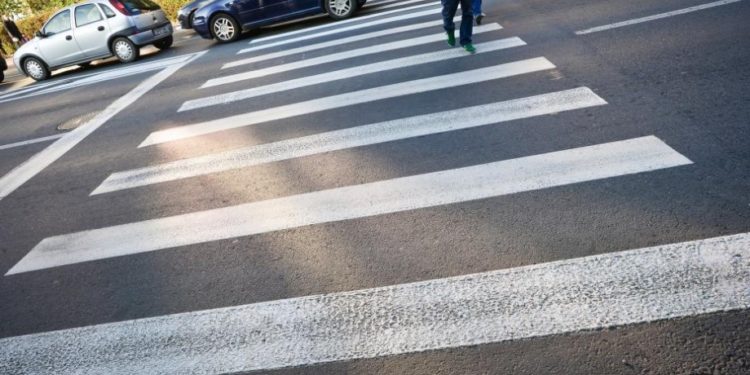 O femeie de 50 de ani a fost lovită de un automobil, chiar pe o trecere de pietoni din Capitală