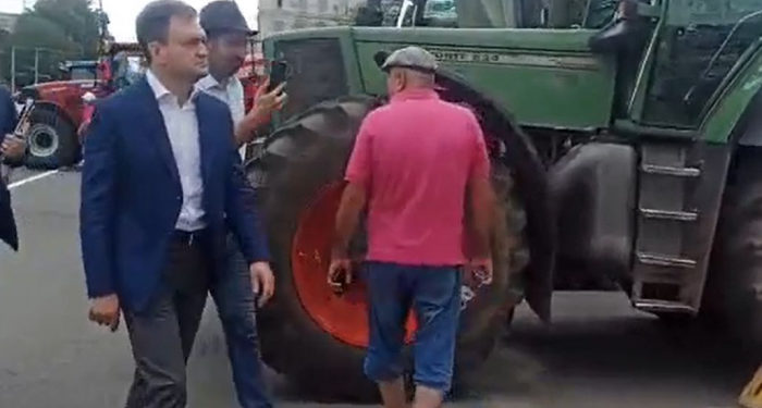 După câteva ore de proteste cu tehnică agricolă, premierul Dorin Recean a ieșit în PMAN. Ce promisiuni le-a făcut agricultorilor | VIDEO