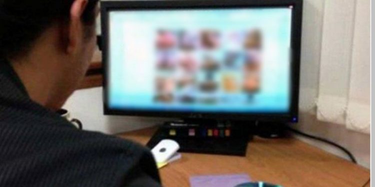 Își fotografia fiica de 10 ani goală și posta fotografiile pe „Darknet”. Detalii despre chișinăuianul reținut pentru pornografie infantilă | VIDEO