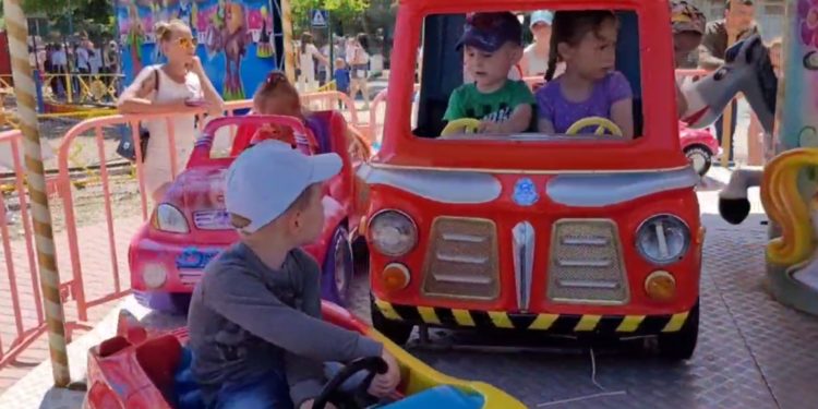 Distracție nelimitată la Comrat: Copiii adunați în centrul orașului sunt eroii zilei, pentru care echipa lui Ilan Șor a pregătit surprize de neuitat