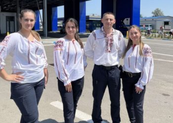 Au înlocuit uniforma cu o ie tradițională. Ziua Portului Popular, marcată de Poliția de Frontieră | VIDEO