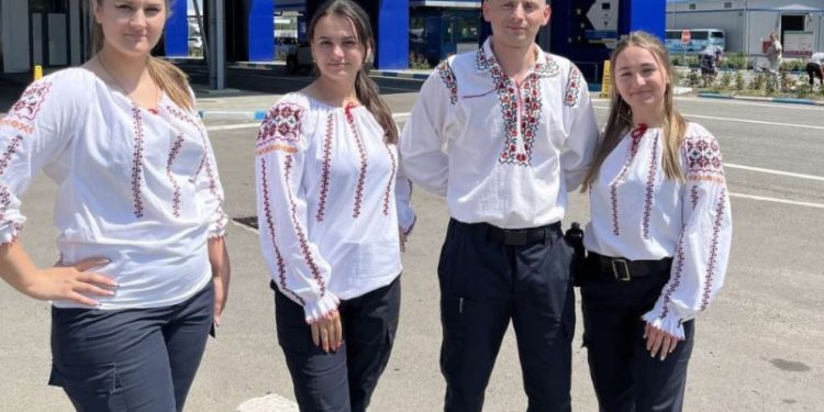 Au înlocuit uniforma cu o ie tradițională. Ziua Portului Popular, marcată de Poliția de Frontieră | VIDEO