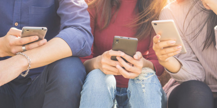 O fată de 13 ani a găsit cardul mamei și a cheltuit 64.000 de dolari pe jocuri video