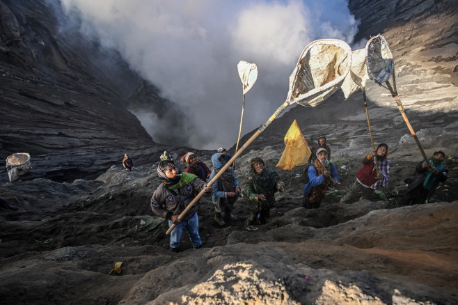 Ritual de sacrificare la vulcanul activ Bromo din Indonezia. Mii de oameni aruncă animale și alimente în crater | FOTO