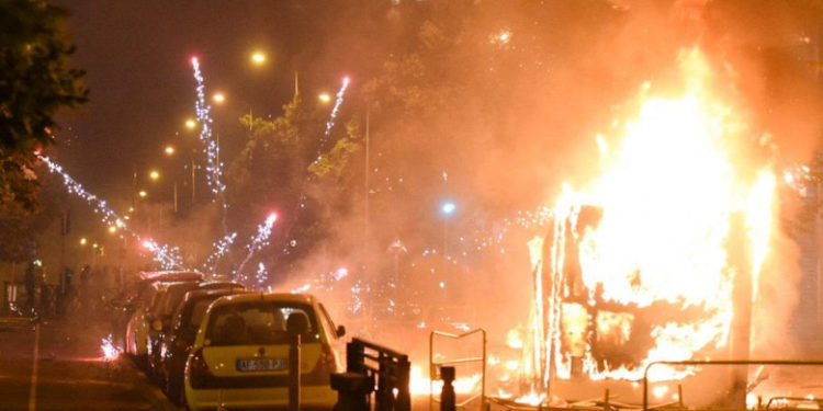 Proteste violente în Paris și mai multe orașe franceze după ce poliția a ucis un băiat de 17 ani pentru că nu a oprit la semnal