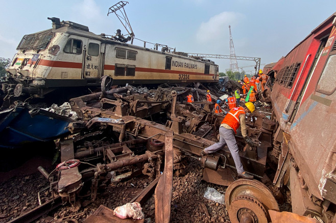 Tragedia secolului în India. Aproape 300 de morți și 900 de răniți după accidentul de tren. „Unul și-a pierdut mâna, altul era mutilat” | FOTO