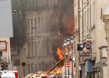 S-a simţit ca o bombă”. Imagini din Paris după explozia puternică în care au fost răniți 37 de oameni. Căutări intense sub dărâmături