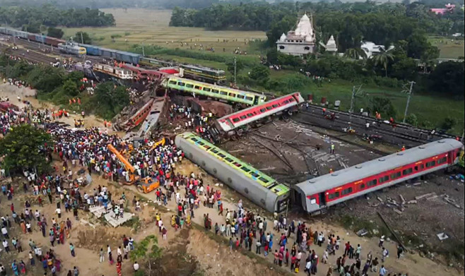 Tragedia secolului în India. Aproape 300 de morți și 900 de răniți după accidentul de tren. „Unul și-a pierdut mâna, altul era mutilat” | FOTO