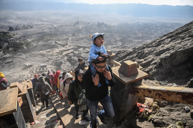 Ritual de sacrificare la vulcanul activ Bromo din Indonezia. Mii de oameni aruncă animale și alimente în crater | FOTO