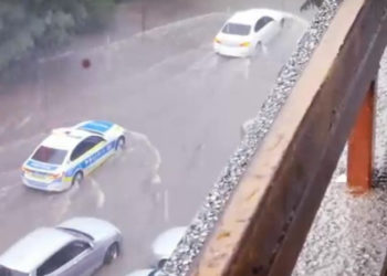 Imagini cu inundațiile devastatoare și viiturile din România. Străzile au devenit râuri învolburate, apa a ajuns la capota mașinilor | VIDEO