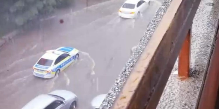Imagini cu inundațiile devastatoare și viiturile din România. Străzile au devenit râuri învolburate, apa a ajuns la capota mașinilor | VIDEO