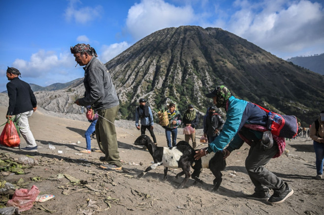 Ritual de sacrificare la vulcanul activ Bromo din Indonezia. Mii de oameni aruncă animale și alimente în crater | FOTO
