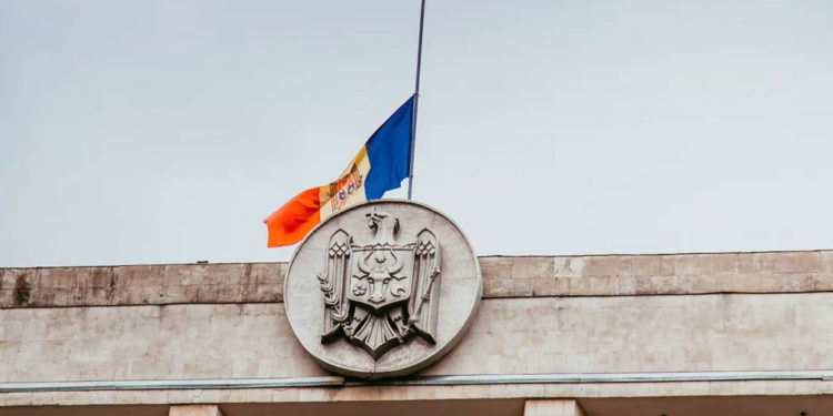 По всей Молдове сегодня приспустят флаги в память о погибших в аэропорту