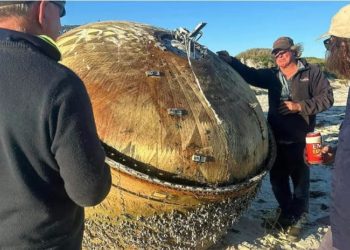 На пляже в Австралии нашли кусок неизвестной ракеты
