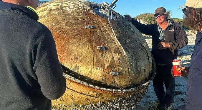 На пляже в Австралии нашли кусок неизвестной ракеты