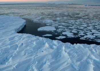 В Антарктиде начал быстро двигаться крупнейший в мире айсберг