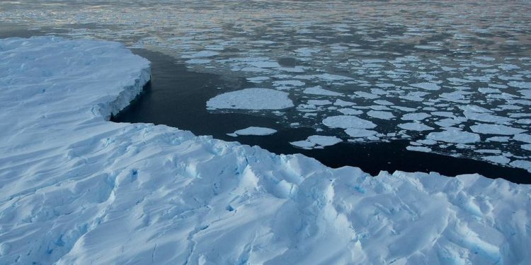 В Антарктиде начал быстро двигаться крупнейший в мире айсберг