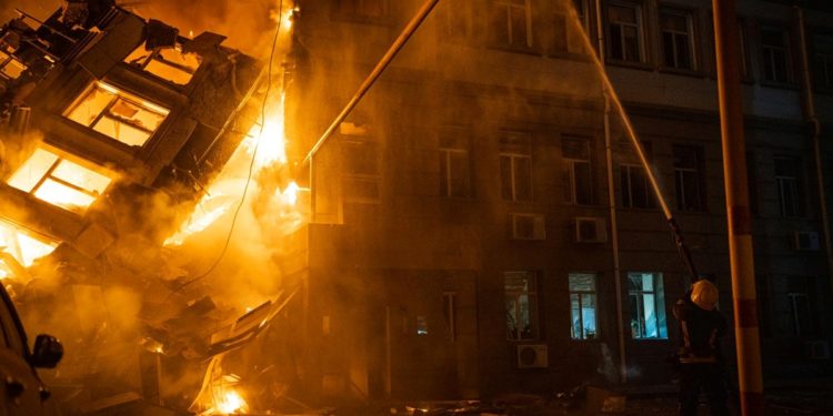 Третью ночь подряд Россия наносит ракетные удары по портовым городам Украины. Пострадали 20 человек, в том числе дети. В РФ называют это «возмездием» за крымский мост | VIDEO