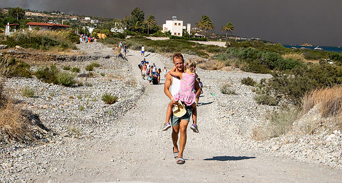 Из-за природных пожаров на острове Родос эвакуировали 19 тысяч человек