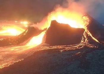 7000 землетрясений в Исландии создали молодой вулкан, плюющийся лавой