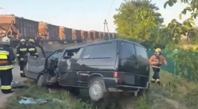 В Фалештах произошло ДТП с участием товарного поезда и микроавтобуса | VIDEO