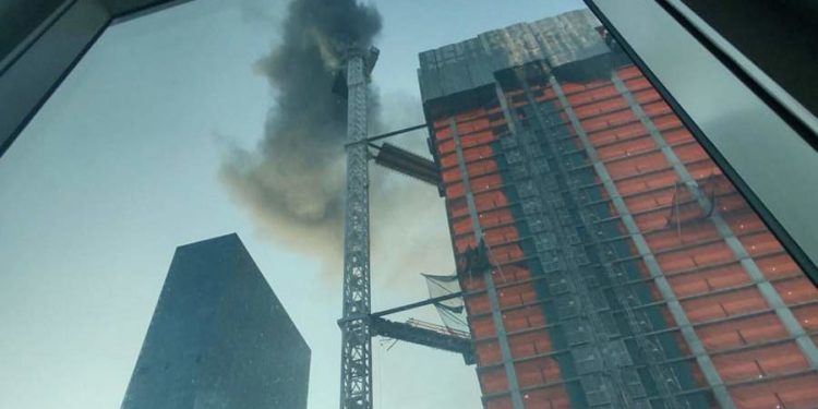 Строительный кран загорелся и рухнул в престижном районе Нью-Йорка