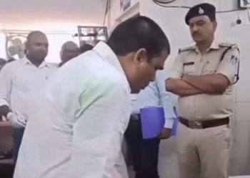 Индийский чиновник съел взятку после прихода полиции