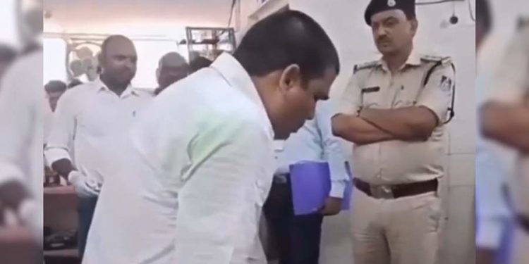 Индийский чиновник съел взятку после прихода полиции