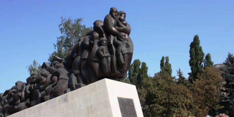 Будут приспущены государственные флаги: 6 июля исполняется 74 года со дня крупнейшей волны сталинских депортаций