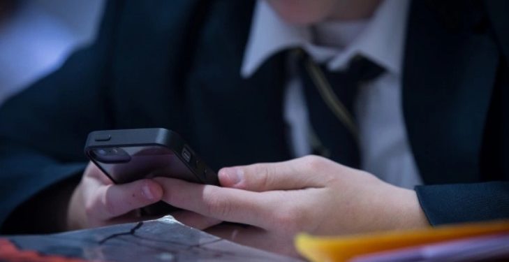 В Нидерландах школьникам запретят пользоваться мобильными телефонами