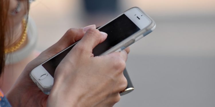 В Молдове осудят двоих молодых людей за вымогательство интимных фотографий у школьницы