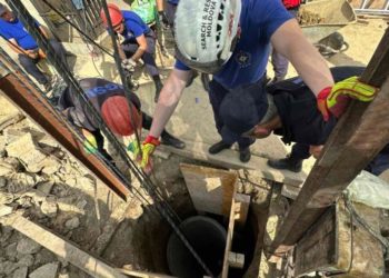 В Тараклии мужчину засыпало землей: уже сутки спасатели пытаются достать его из колодца