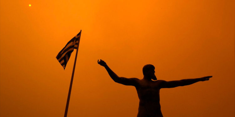 Грецию накрыла жара: министерство труда обязало прекращать работу в полдень