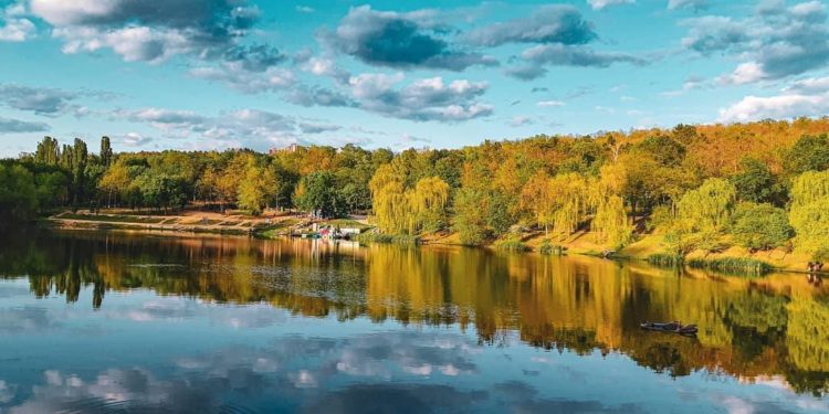 IGSU, despre copilul de 11 luni, căzut cu tot cu cărucior într-un lac din capitală: Bebelușul a fost lăsat pentru câteva clipe în grija fraților mai mari | VIDEO