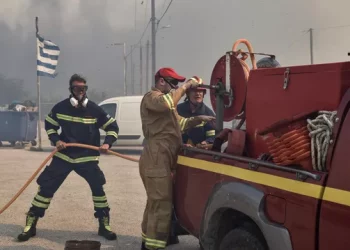 В Греции несколько человек получили ранения при взрыве на складе снарядов