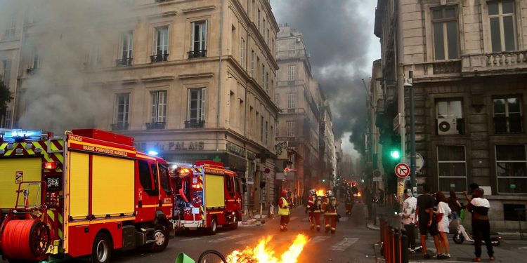 A patra noapte de proteste violente din Franța: 1.000 de persoane au fost arestate și zeci de polițiști răniți