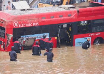 Наводнение в Южной Корее: Семь тел достали из затопленного туннеля