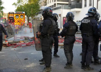 Из-за неутихающих протестов во Франции в некоторых коммунах введен комендантский час