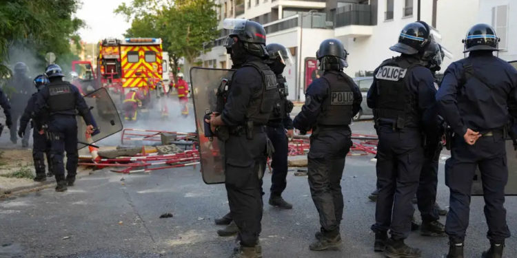 Из-за неутихающих протестов во Франции в некоторых коммунах введен комендантский час