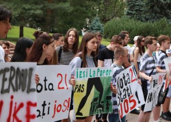 Pichet tăcut în fața clădirii Parlamentului: Activiștii partidului „Renaștere” au cerut demisia guvernării, exprimându-și nemulțumirea de rezultatele obţinute în cei doi ani de aflare la putere | VIDEO