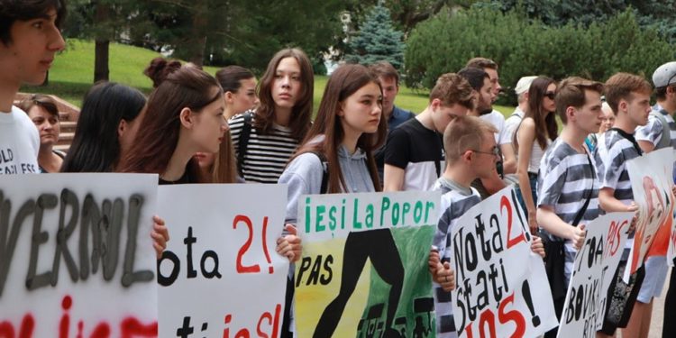 Pichet tăcut în fața clădirii Parlamentului: Activiștii partidului „Renaștere” au cerut demisia guvernării, exprimându-și nemulțumirea de rezultatele obţinute în cei doi ani de aflare la putere | VIDEO