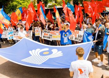Acțiune de protest în fața Parlamentului: Activiști și susținători ai Partidului Renaștere se opun retragerii R. Moldova din CSI și solicită organizarea unui referendum la acest subiect | VIDEO
