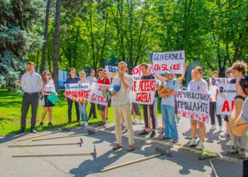 Flashmob cu greble la Guvern. Reprezentanți și susținători ai Partidului „Renaștere” au cerut demisia Guvernului Recean: „Schimbările de cadre efectuate, nu vor aduce nimic bun” | VIDEO