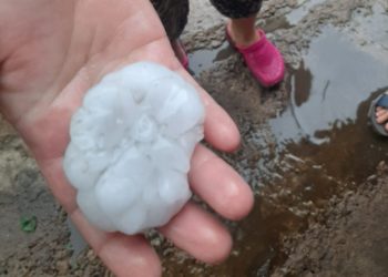 В некоторых районах страны выпал крупный град. В том числе в Кишиневе | FOTO/VIDEO