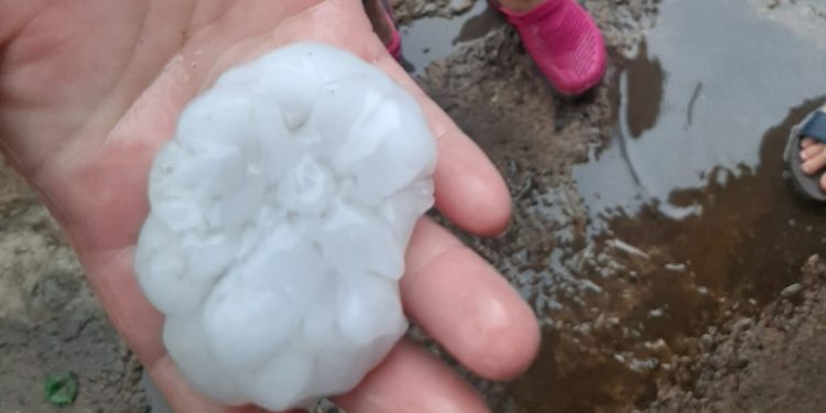 В некоторых районах страны выпал крупный град. В том числе в Кишиневе | FOTO/VIDEO