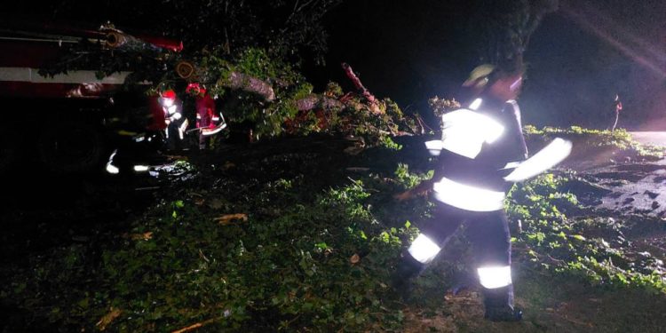 Спасатели устраняют последствия урагана. На севере Молдовы 76 сел остались без электричества