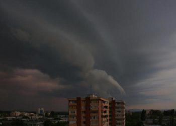 Recomandările salvatorilor, în contextul furtunilor prognozate: „Nu ieșiți din casă și evitați arborii și pilonii electrici”