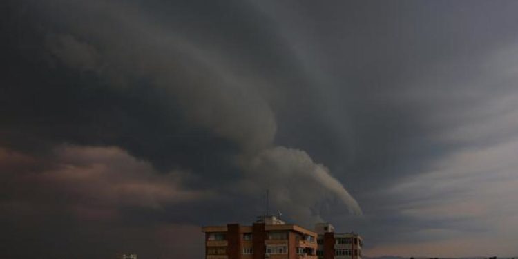 Recomandările salvatorilor, în contextul furtunilor prognozate: „Nu ieșiți din casă și evitați arborii și pilonii electrici”